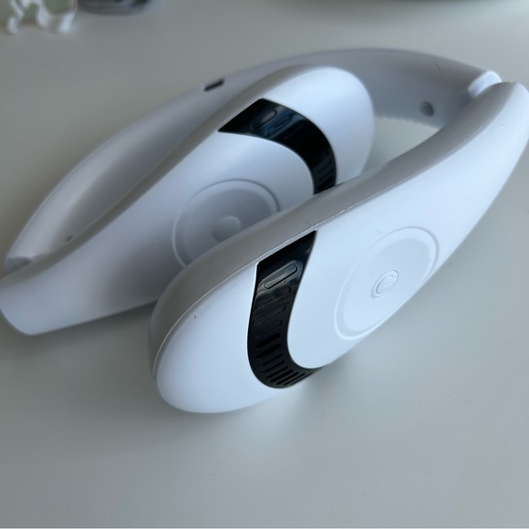 Portable Wearable Neck Fan - Rechargable - Picture 5 of 9